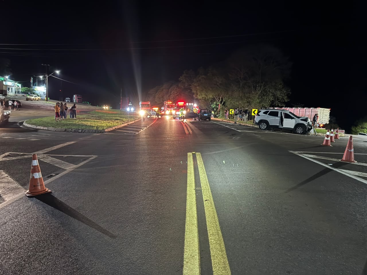 Viaturas de socorro e trânsito interditado na BR-277 em Cantagalo após colisão transversal entre veículos