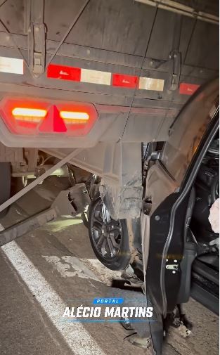 Veículo Jeep Compass destruído após colisão traseira com carreta na rodovia PR-323