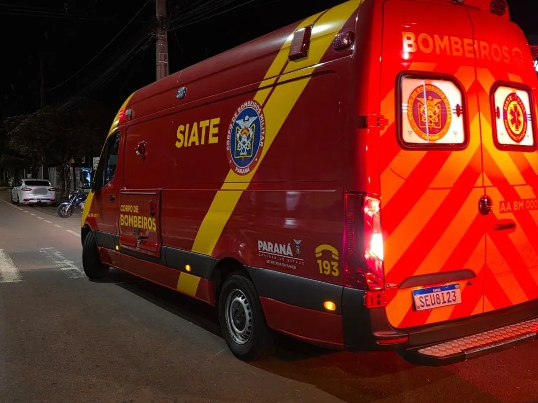Viatura do Corpo de Bombeiros e equipe do Siate atendendo ocorrência de trânsito em Toledo