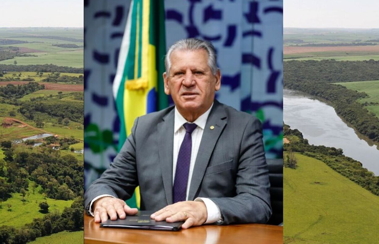Plantação de soja e milho no Oeste do Paraná com máquinas agrícolas em operação