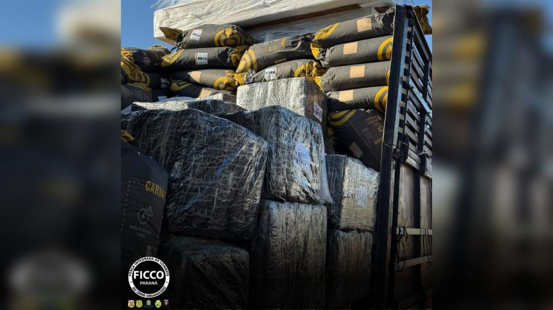 Fardos de maconha apreendidos pela Polícia Federal e forças de segurança durante fiscalização na BR-277