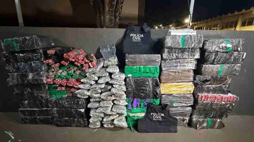 Fardos de maconha e tabletes apreendidos pela Polícia Civil do Paraná durante operação em Foz do Iguaçu