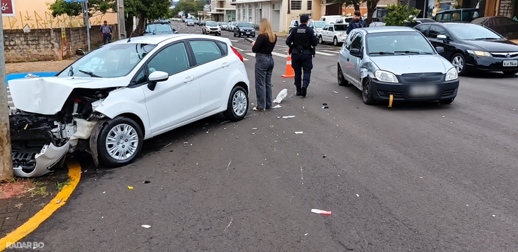 Veículo Ford Fiesta danificado após atingir semáforo em cruzamento da região central de Toledo