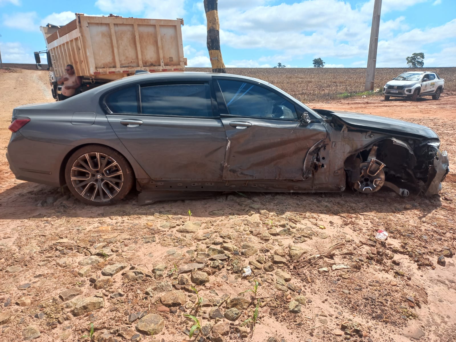 Registro fotográfico sobre Motorista de BMW fica ferido após colisão lateral com caminhão na PR-486, em Brasilândia do Sul em Toledo