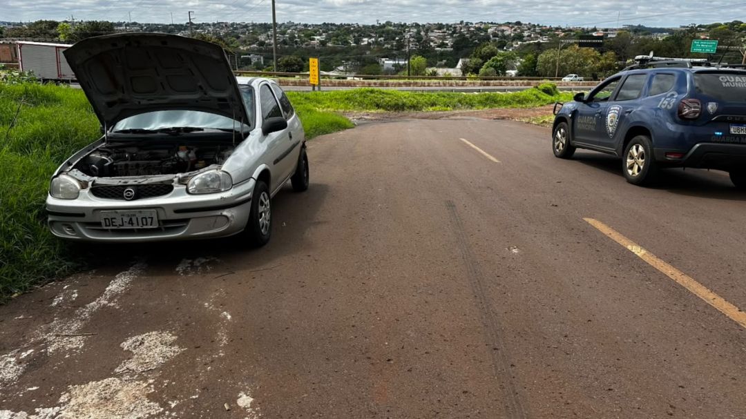 Registro fotográfico sobre Carro Furtado em Toledo é Localizado pela Guarda Municipal de Cascavel na PRC-467 em Toledo