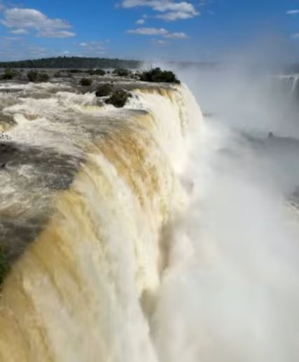 Vista aérea das Cataratas do Iguaçu com grande volume de água e spray na Garganta do Diabo