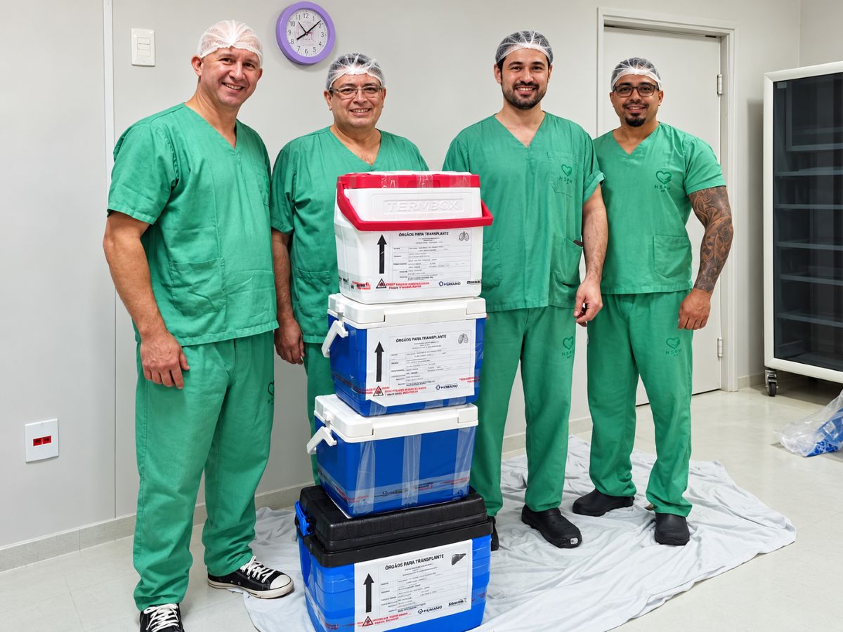 Equipe médica e profissionais de saúde do Hospital Bom Jesus em Toledo durante preparação para processo de captação de órgãos