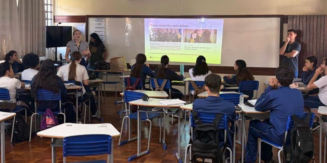 Coordenadores e professores da FAG Toledo em palestra para alunos do ensino médio em escola de Toledo