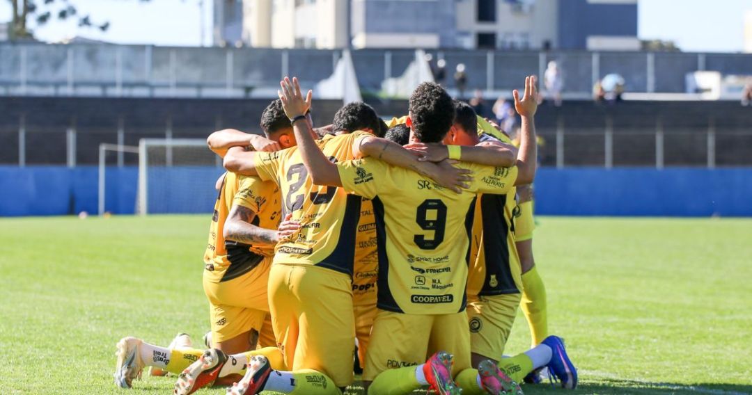 Jogadores do FC Cascavel comemorando gol em partida oficial