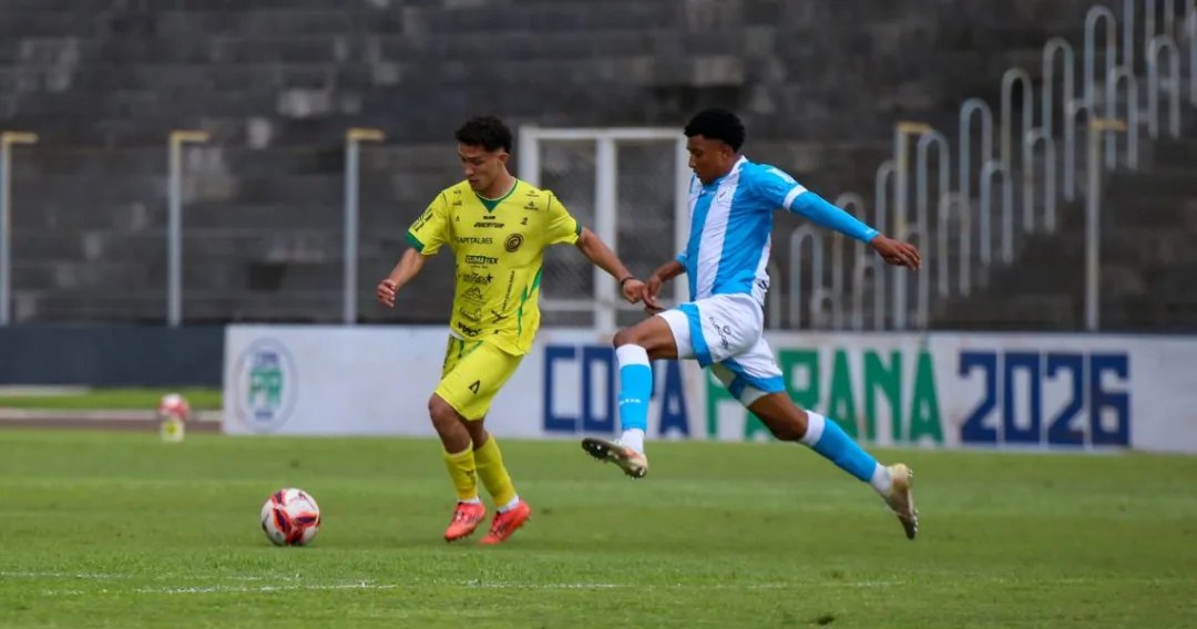 Jogadores do FC Cascavel em disputa de bola no Estádio Olímpico Regional