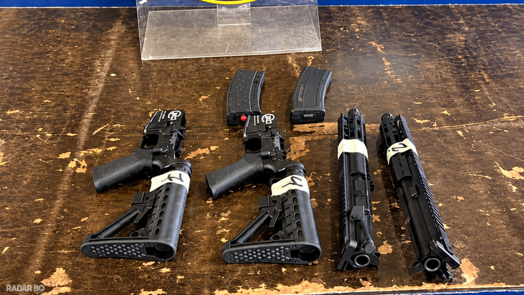 Agentes da Receita Federal inspecionam mercadorias e peças de armamento apreendidas na Ponte Internacional da Amizade