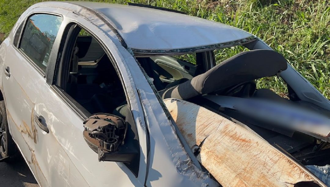 Veículo Volkswagen Gol capotado às margens da rodovia BR-163