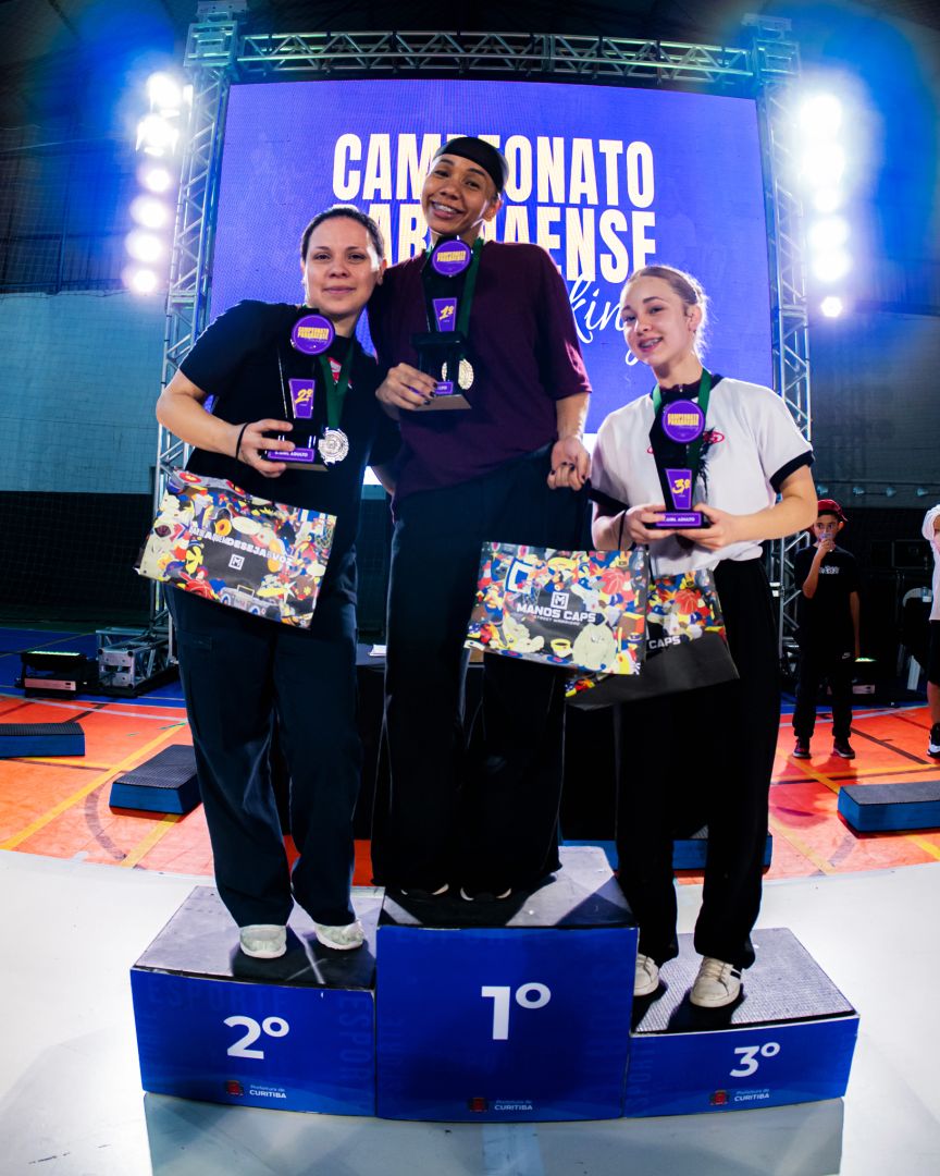 A dançarina e professora toledana Thatyane Andressa da Silva, a B-Girl Thaty, realizando movimentos de breaking em uma competição