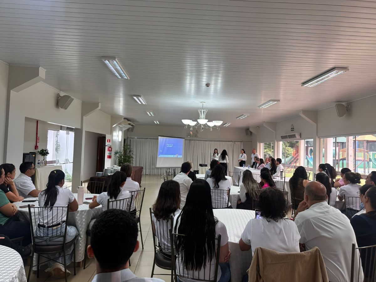 Fachada e equipe da Hoesp Hospital Bom Jesus em Toledo durante encerramento de etapa do Projeto Lean