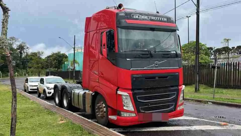 Viatura da Polícia Rodoviária Federal estacionada em pátio de posto de combustíveis às margens da rodovia BR-277