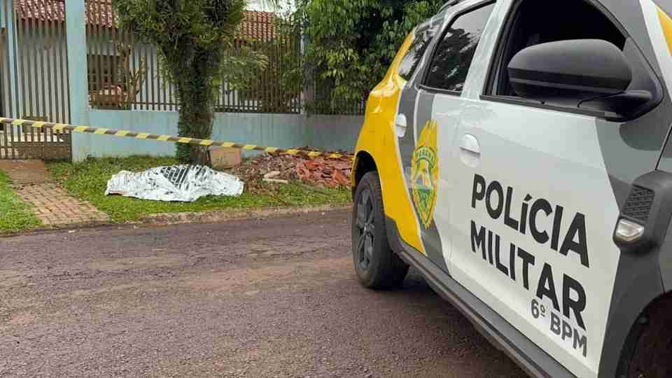 Polícia Militar isola área de crime onde homem foi morto a tiros em Santa Tereza do Oeste