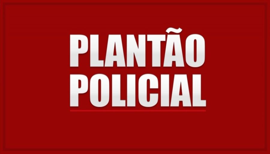 Fachada externa de uma Unidade de Pronto Atendimento à noite com viatura policial