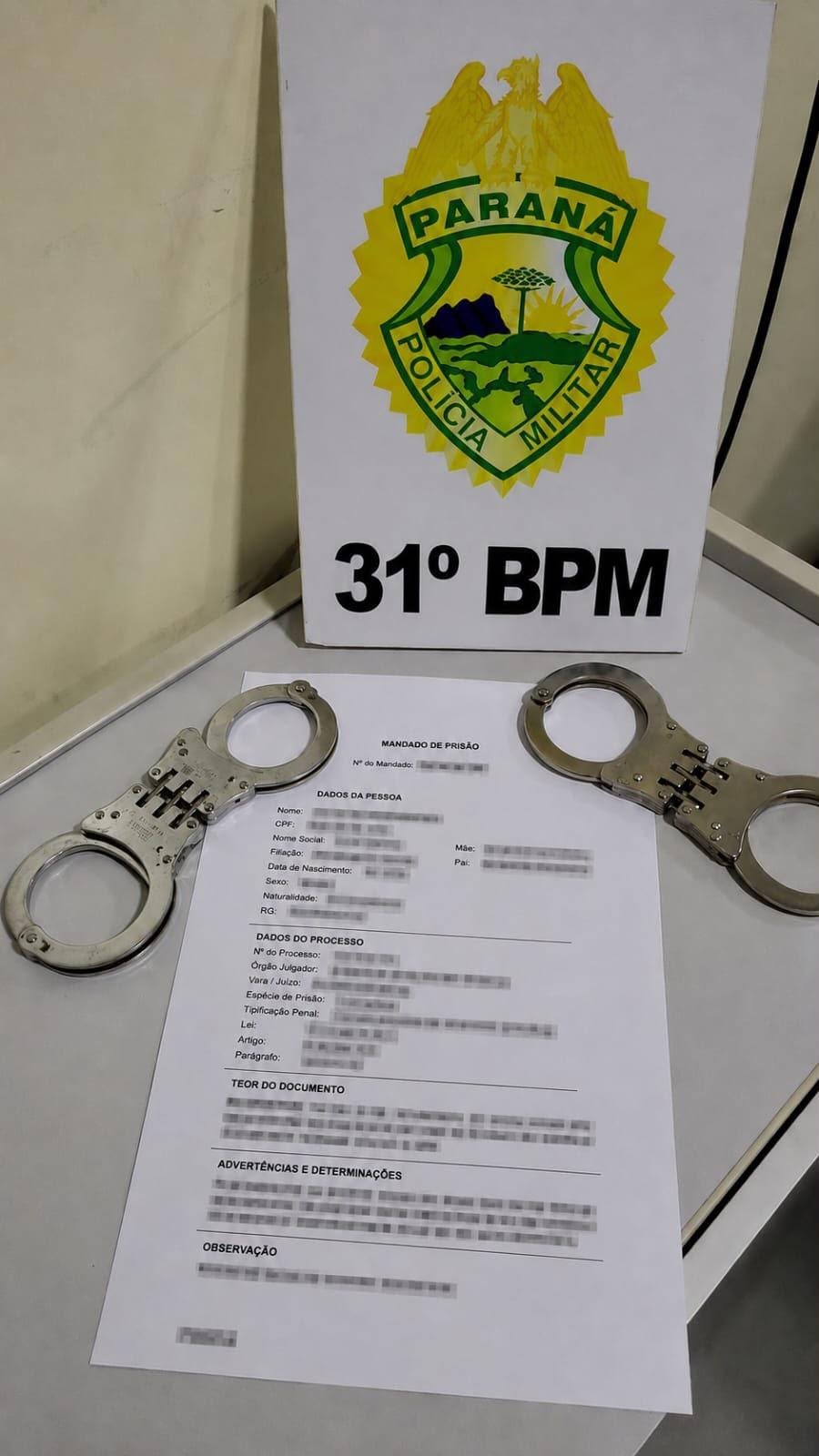 Policial Militar realizando abordagem a um indivíduo em via pública.