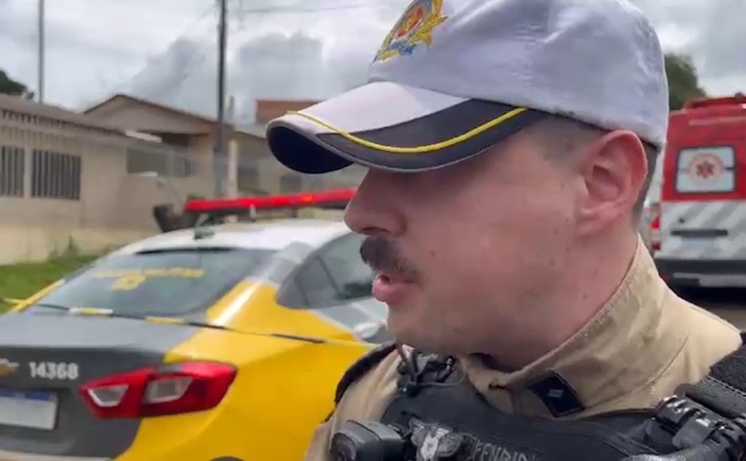 Viaturas da Polícia Militar e do SAMU isolam rua durante atendimento a homem em surto em Cascavel