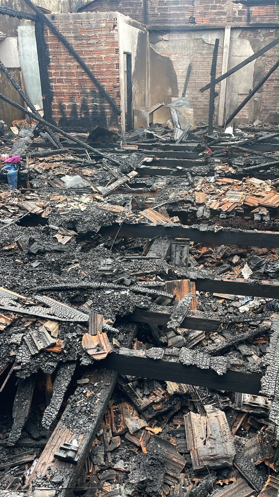 Residência de madeira totalmente destruída por incêndio durante a madrugada no bairro Vila Industrial em Toledo