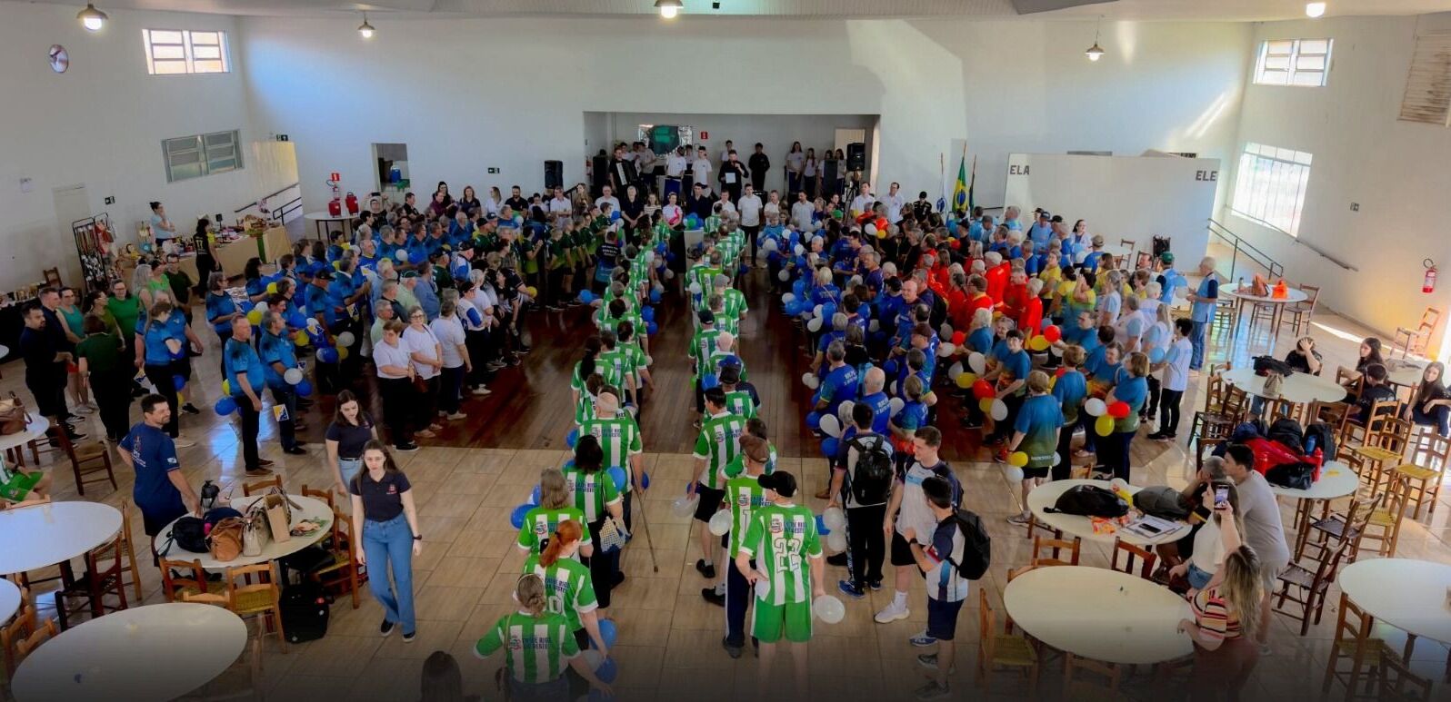 Idosos participando de competição esportiva com entusiasmo durante os Jogos da Pessoa Idosa