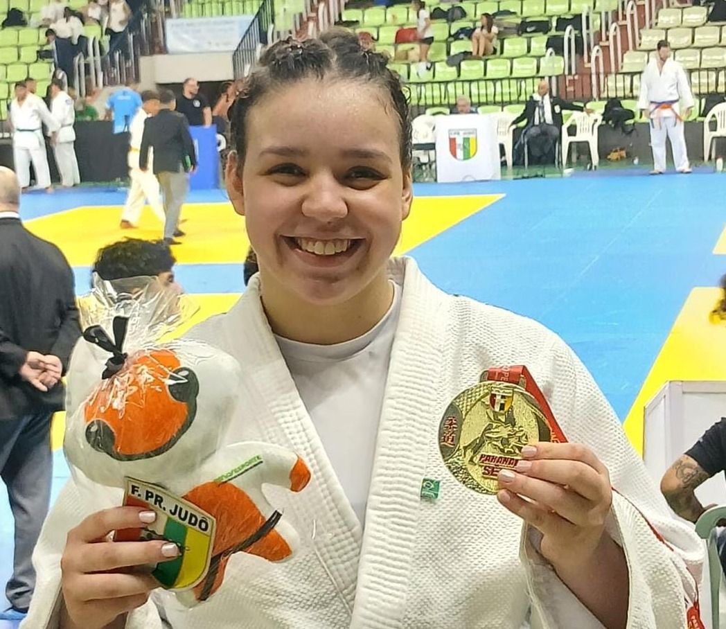 Judoca Maria Clara Silva em pose de combate, representando a Associação Hikari de Judô de Toledo.
