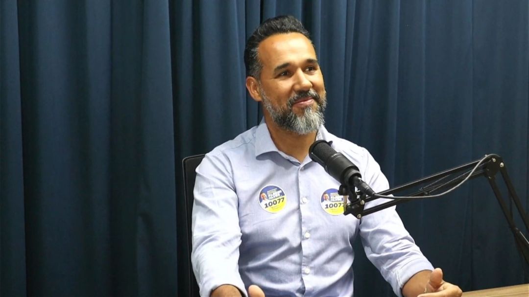 Candidato a deputado estadual Kleber Alves durante entrevista abordando propostas para Toledo e região Oeste
