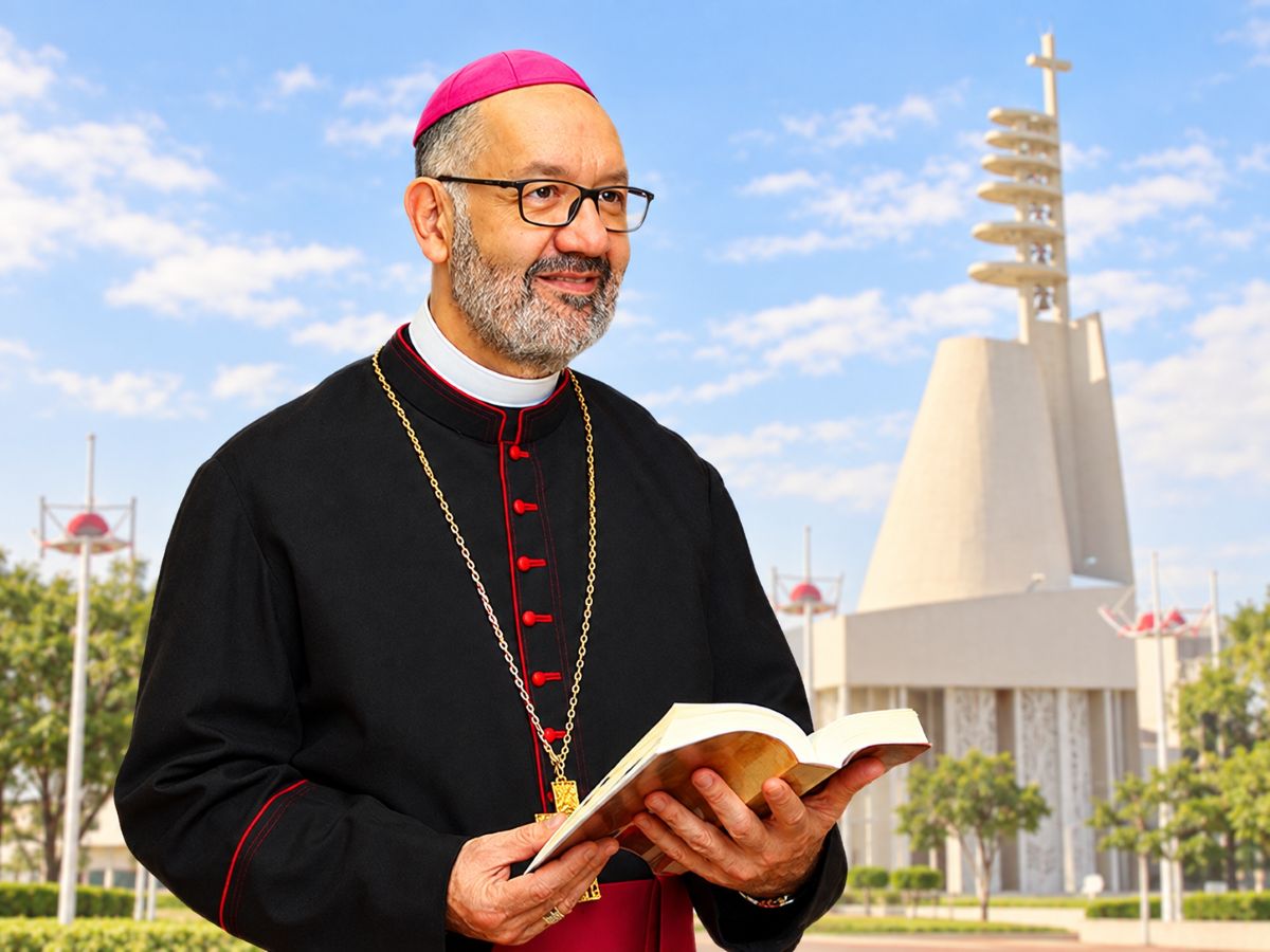 Igreja matriz e comunidade reunida em Toledo durante celebração litúrgica dominical