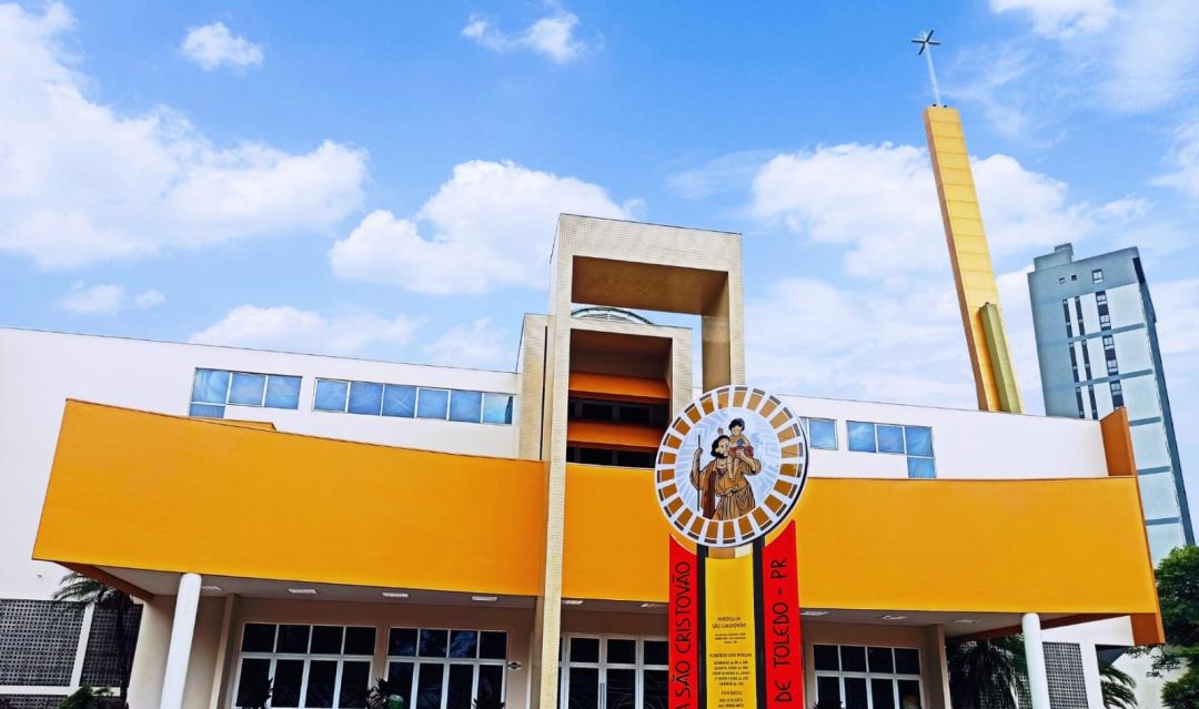 Igreja da Paróquia São Cristóvão na Vila Industrial em Toledo durante celebração religiosa