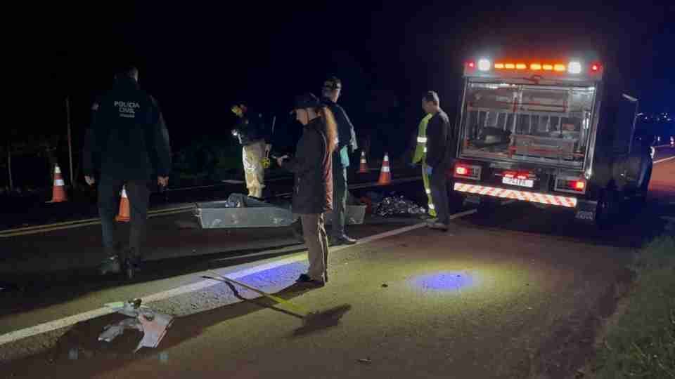 Viaturas policiais e equipes de resgate isolando o trecho da BR-369 em Corbélia após grave acidente envolvendo motocicleta