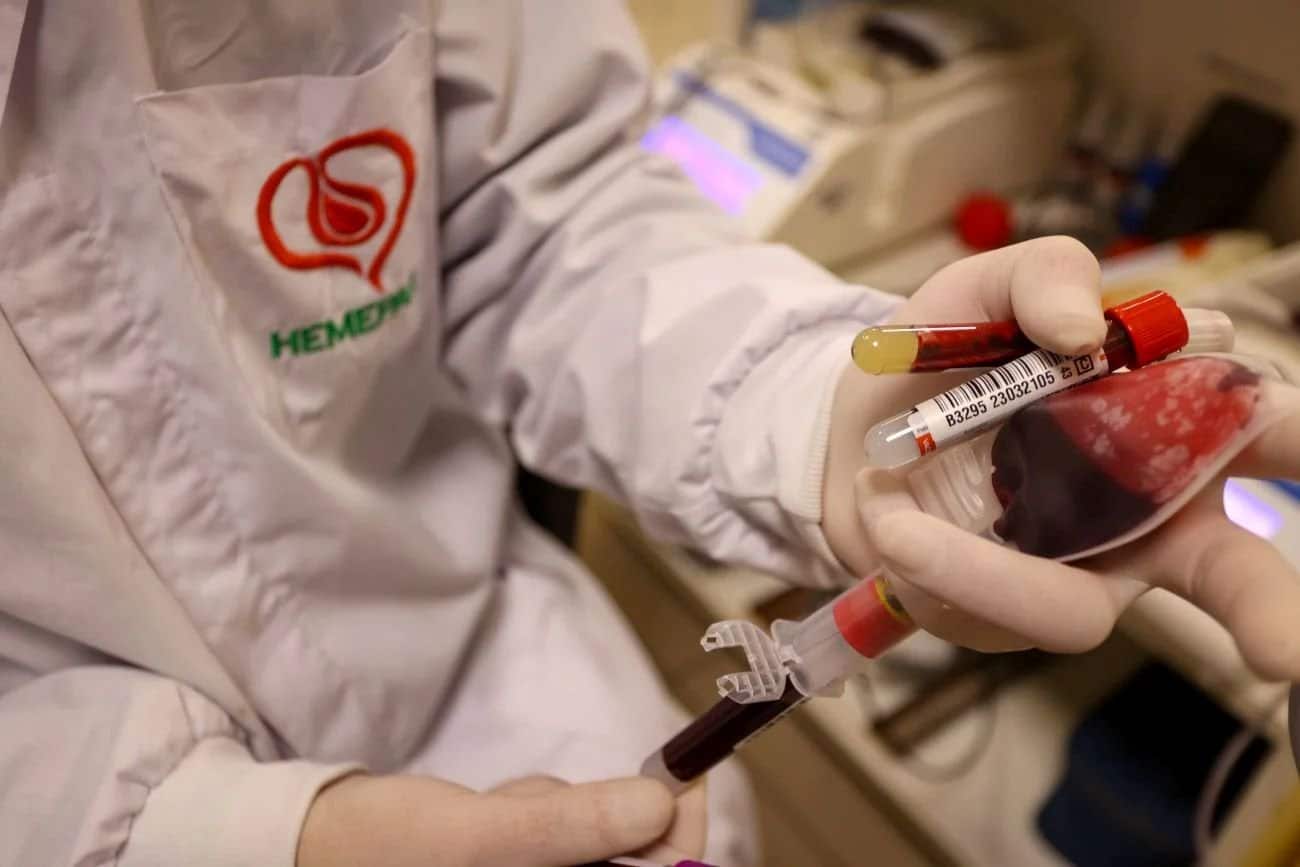 Profissional de saúde coleta sangue de um doador em uma unidade de saúde em Toledo, Paraná