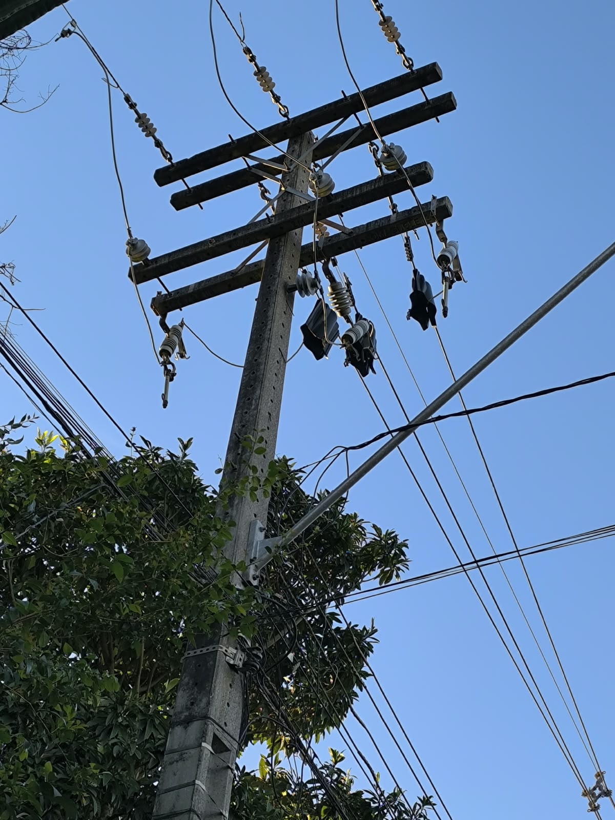 Ruas e postes de fiação elétrica no distrito de Novo Sarandi em Toledo durante o período de instabilidade