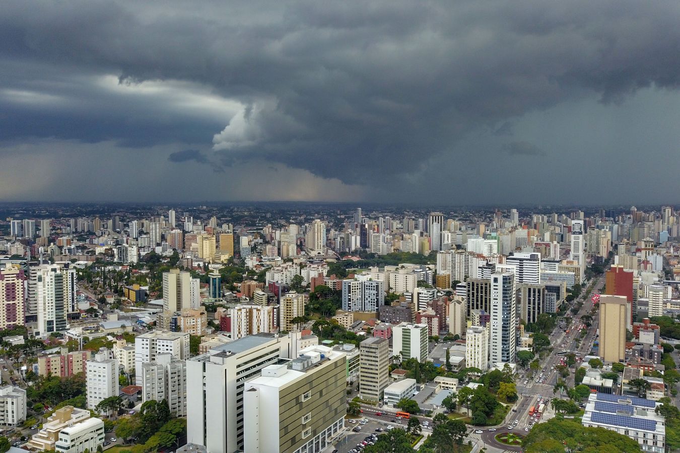 Nuvens carregadas e céu escuro sobre a paisagem urbana de Toledo indicando a chegada de frente fria