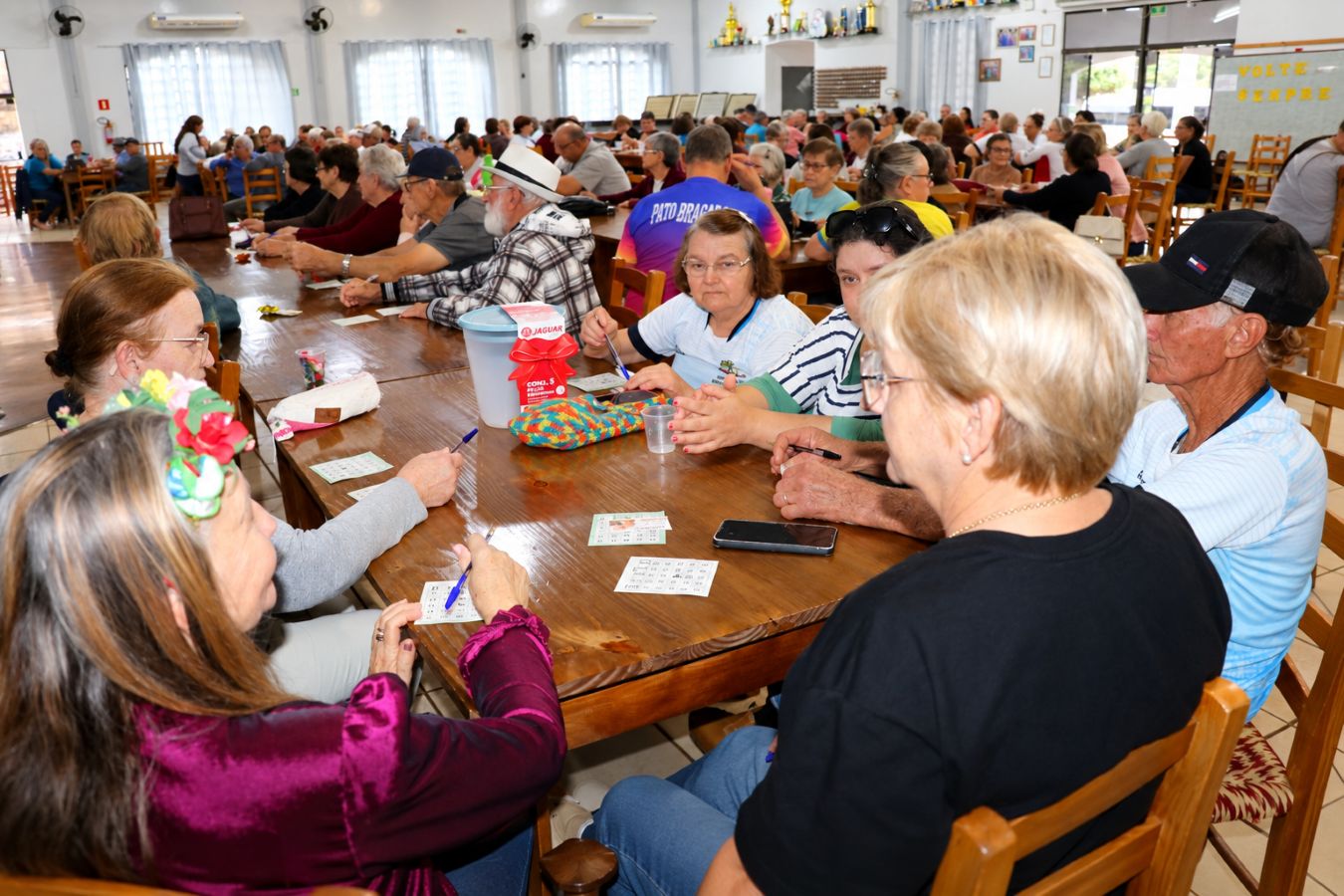 Idosos reunidos no Clube de Idosos em Pato Bragado participando de atividades de lazer