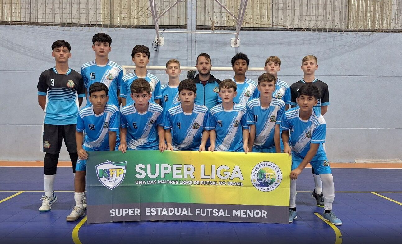 Equipe sub-14 do Pato Futsal comemorando vitória em quadra durante competição estadual