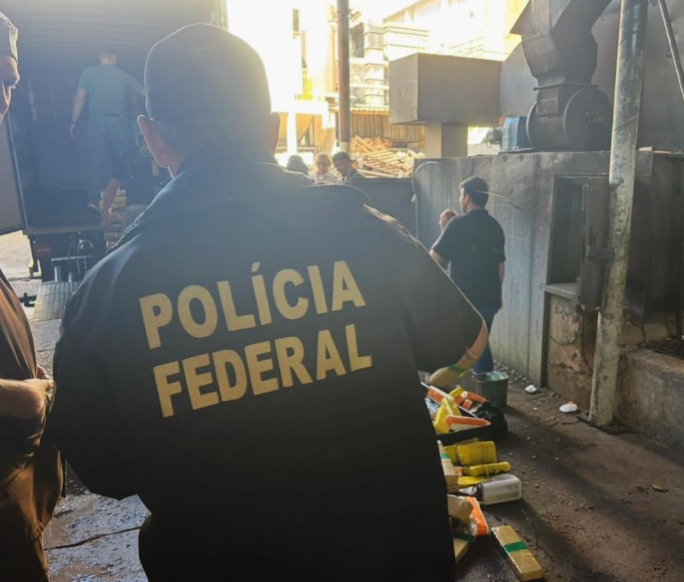 Registro fotográfico sobre Polícia Federal incinera quatro toneladas de drogas apreendidas na região Oeste do Paraná em Toledo