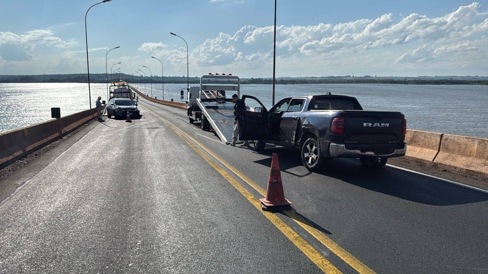 Registro fotográfico sobre Ponte Ayrton Senna na BR-163 é interditada para perícia da PF após tentativa de homicídio contra PRF em Toledo