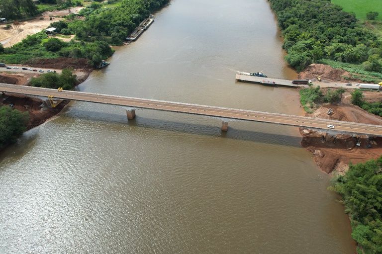 Vista aérea da ponte sobre o Rio Piquiri na BR-272, com equipes trabalhando na sua finalização.