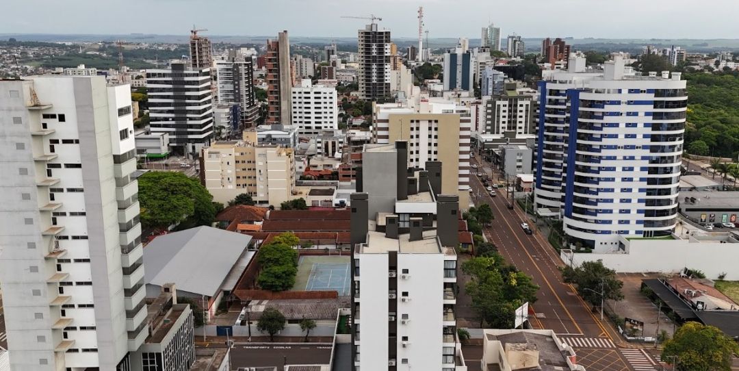 Céu nublado com ameaça de chuva sobre os edifícios e ruas centrais de Toledo PR