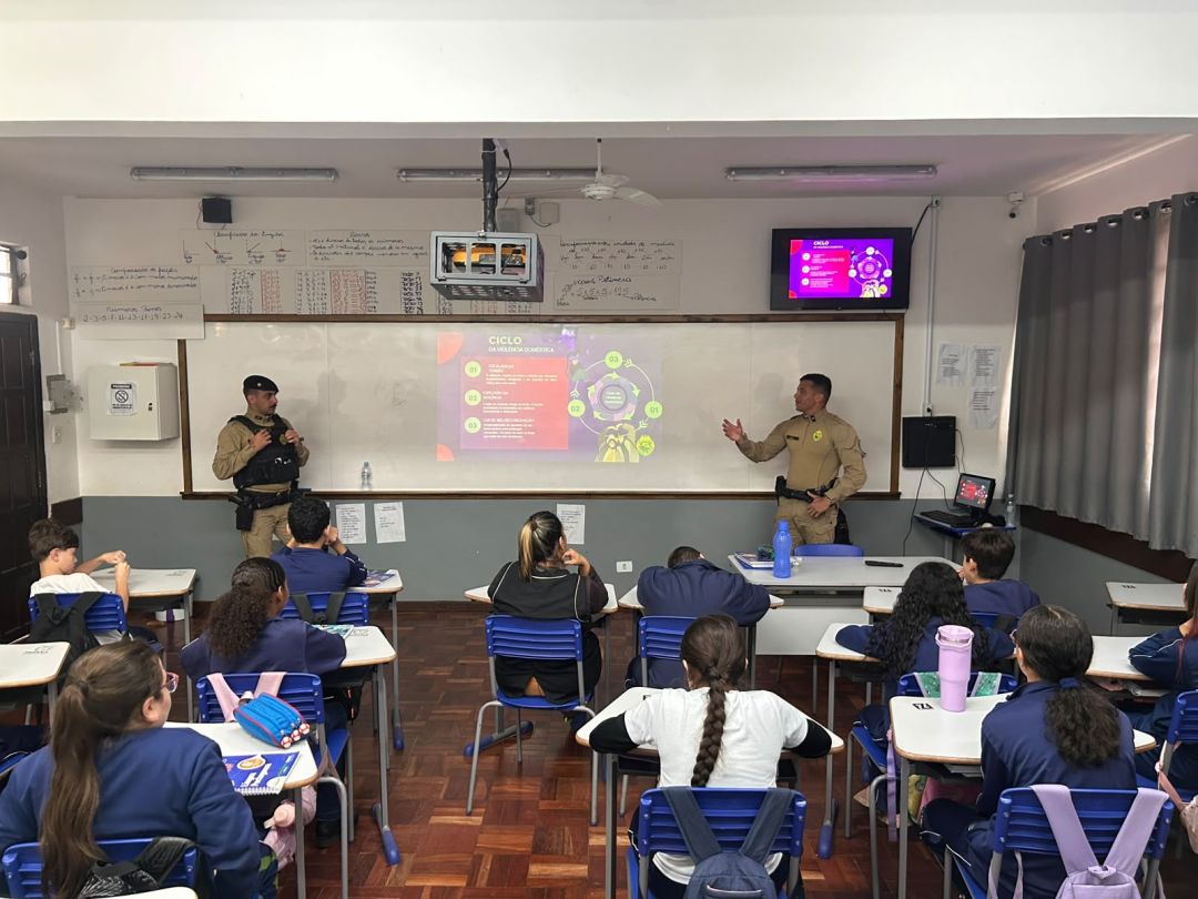 Alunos de turma escolar durante palestra educativa do programa Mulher Segura no Colégio Estadual Cívico-Militar Novo Horizonte, em Toledo
