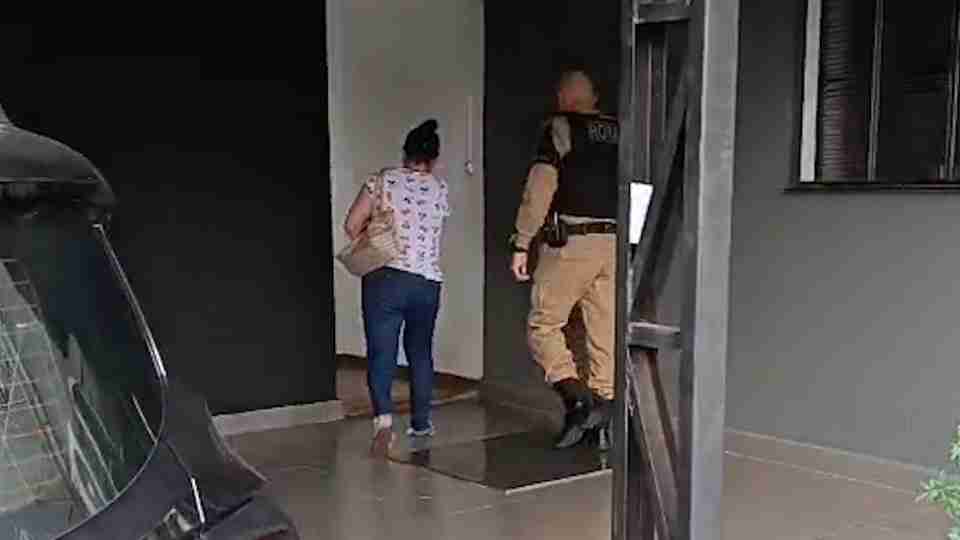 Registro fotográfico sobre ROTAM Captura Mulher de 60 Anos em Toledo com Mandado de Prisão do Ceará em Toledo