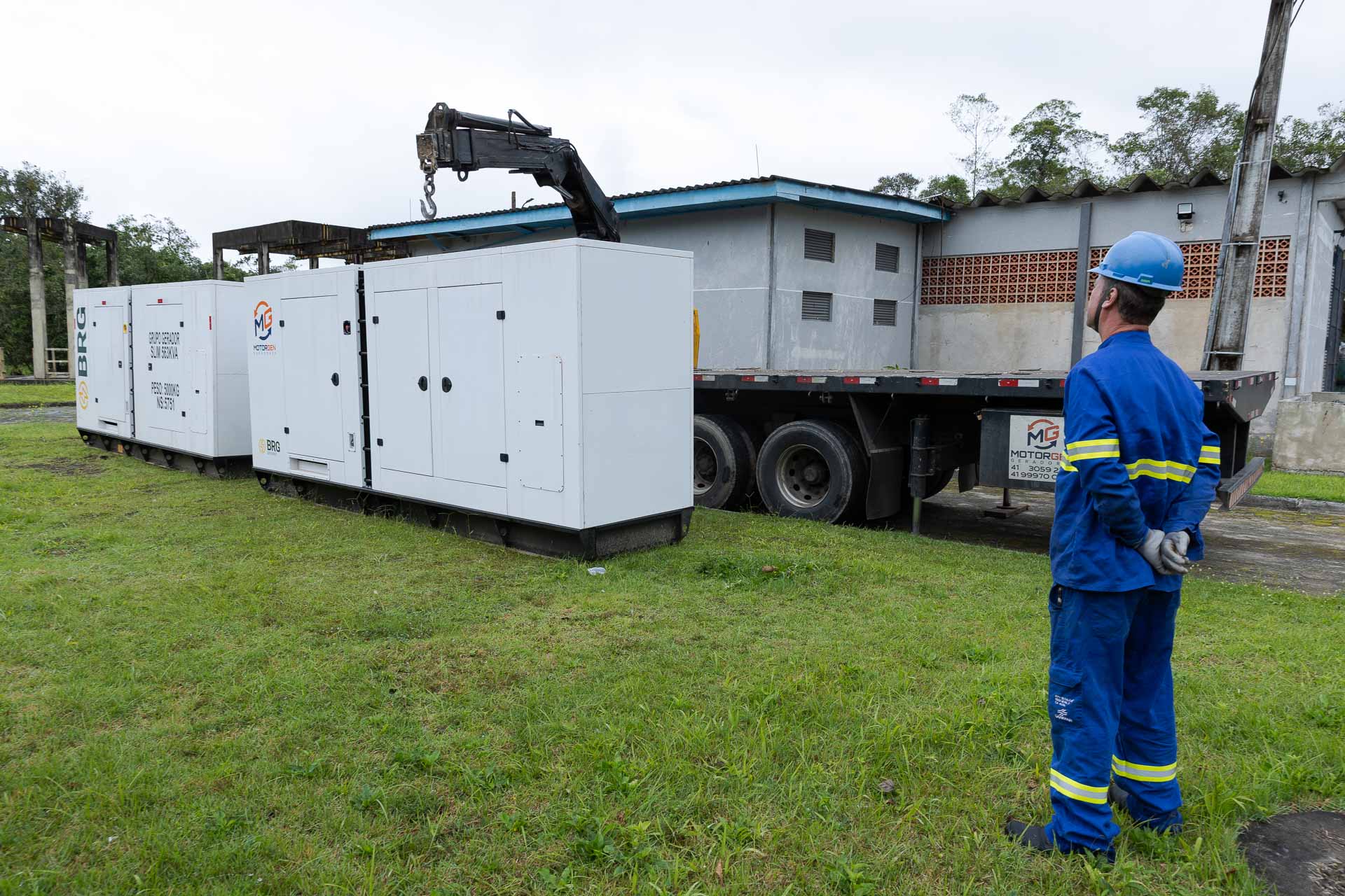Caminhão-pipa da Sanepar em operação de abastecimento emergencial durante temporal no Paraná