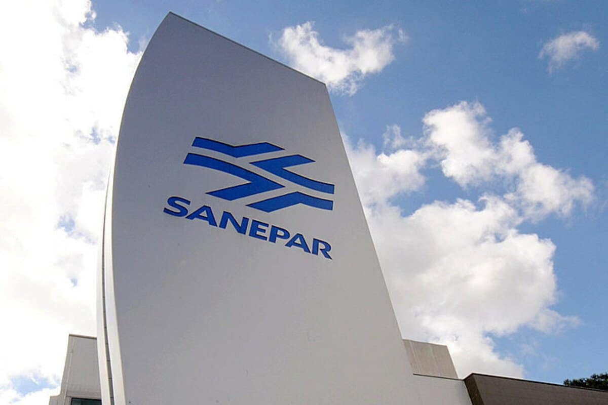 Técnico da Sanepar realizando manutenção e higienização em reservatório de água tratada