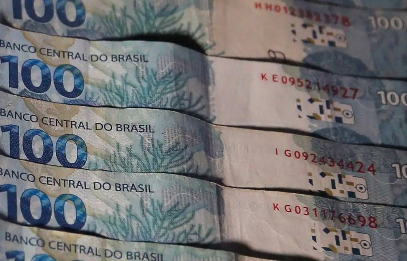 Trabalhador segurando smartphone com aplicativo de banco aberto em Toledo PR