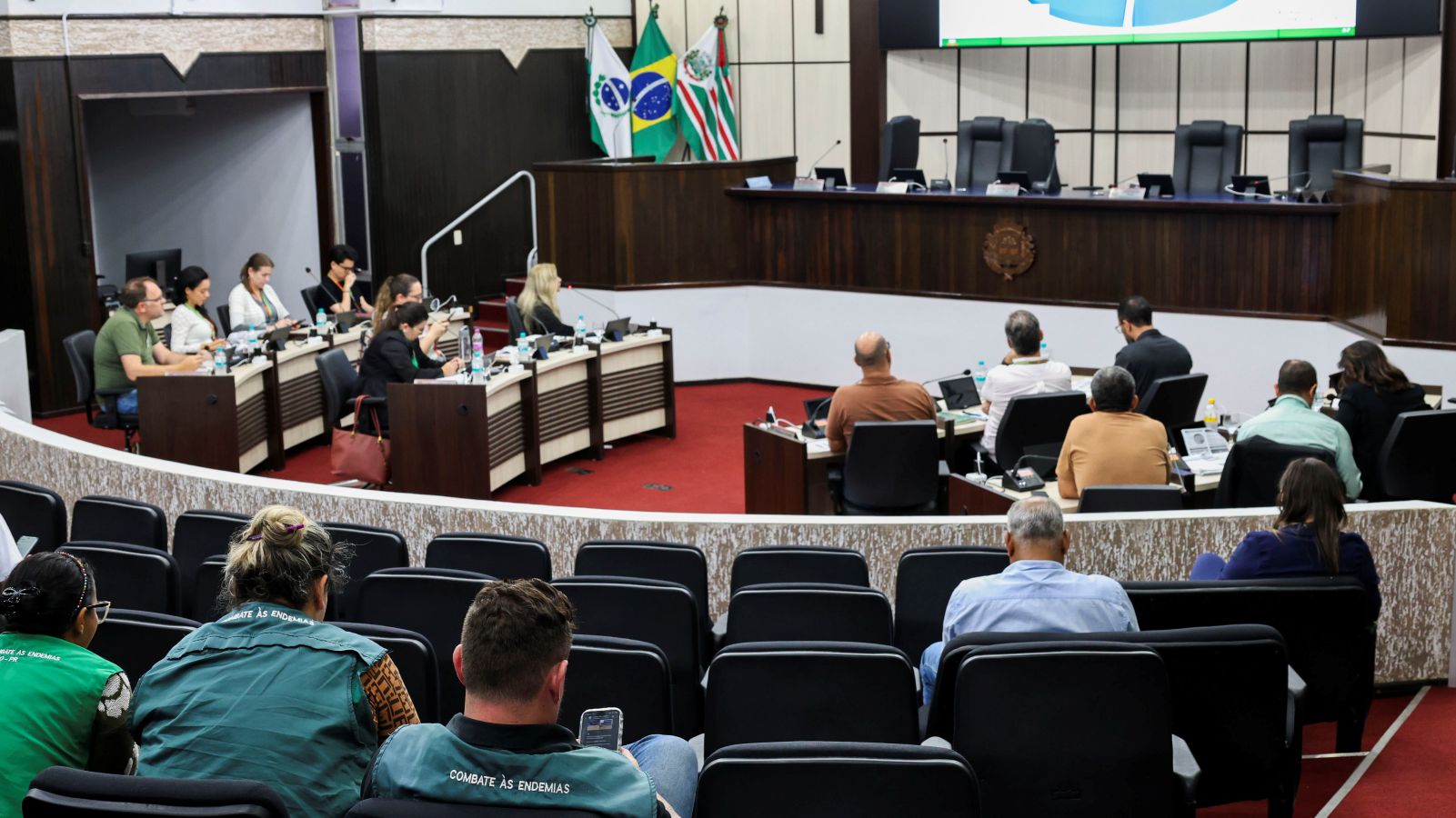 Auditório e Plenário Edílio Ferreira na Câmara Municipal de Toledo durante audiência pública de prestação de contas da Saúde