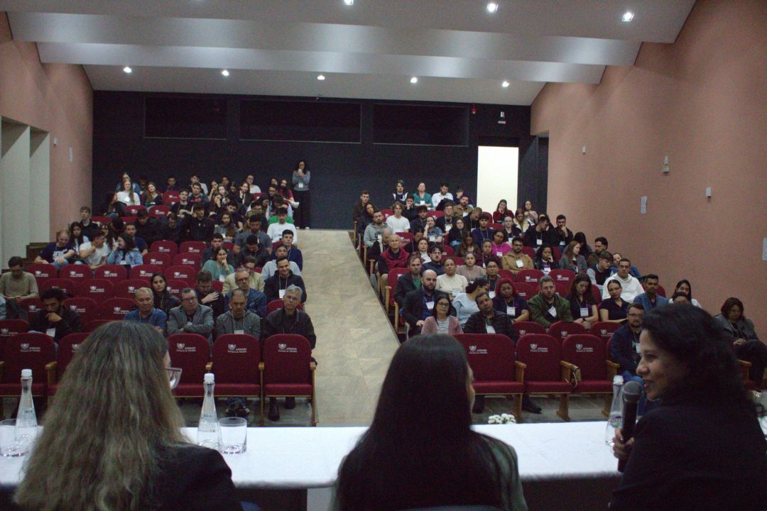 Auditório da Unioeste campus de Toledo lotado durante a abertura do 34º Seminário de Economia Brasileira