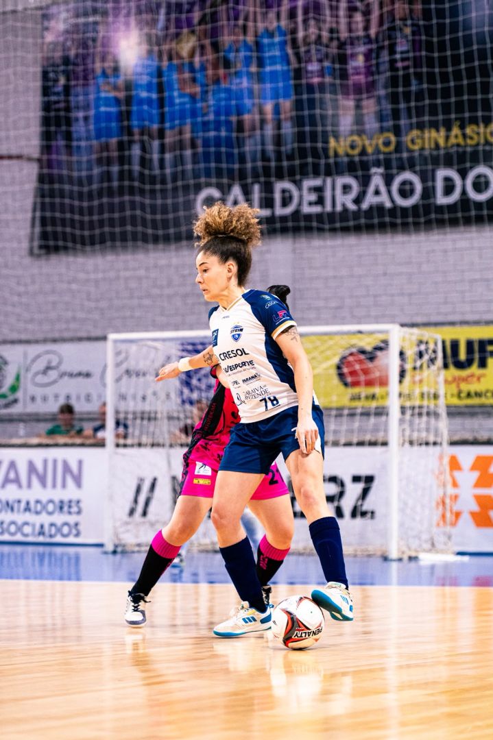 Jogadoras do Stein Cascavel Futsal comemorando vitória em quadra durante partida da Chave Ouro do Campeonato Paranaense