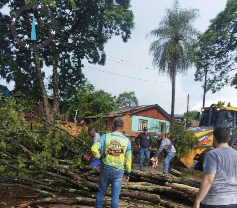 Ruas de Vera Cruz do Oeste com destroços e árvores caídas após forte temporal com granizo e vendaval.