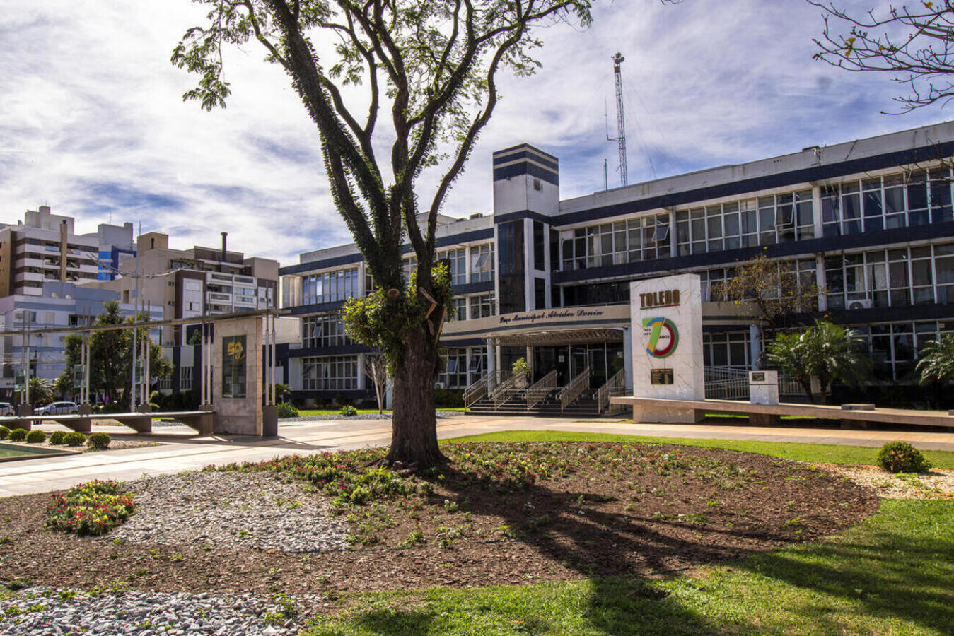 Fachada da Prefeitura de Toledo com bandeiras a meio mastro em sinal de luto oficial