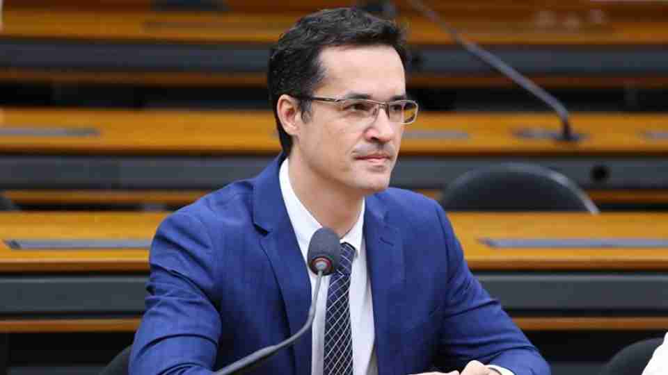 Registro fotográfico sobre TRE-PR mantém candidatura de Deltan Dallagnol ao Senado, mas campanha segue suspensa em Toledo